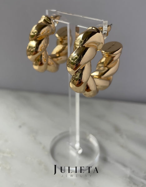 Jubilant earrings in gold