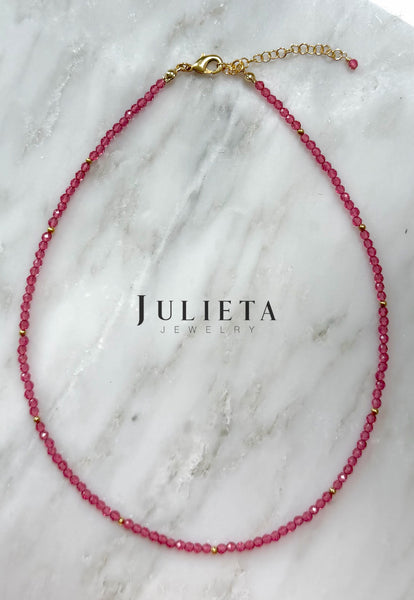 Collar corto de cristales rosas con oro laminado