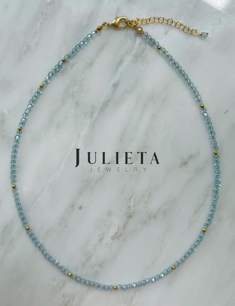 Collar corto de cristales azul cielo con oro laminado
