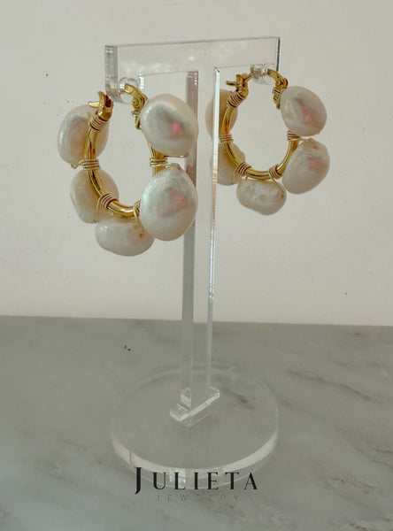 Arracada mediana de oro laminado con perlas cultivadas