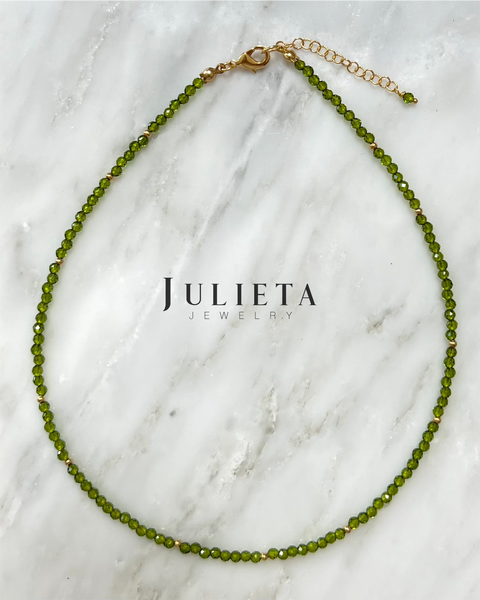 Collar corto de cristales verdes con oro laminado