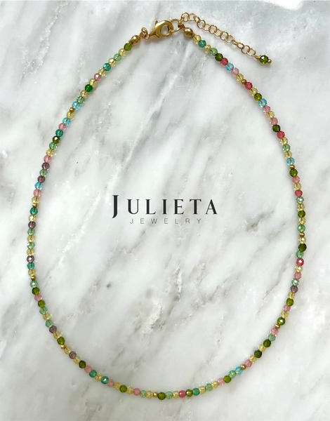 Collar corto de cristales claros con oro laminado