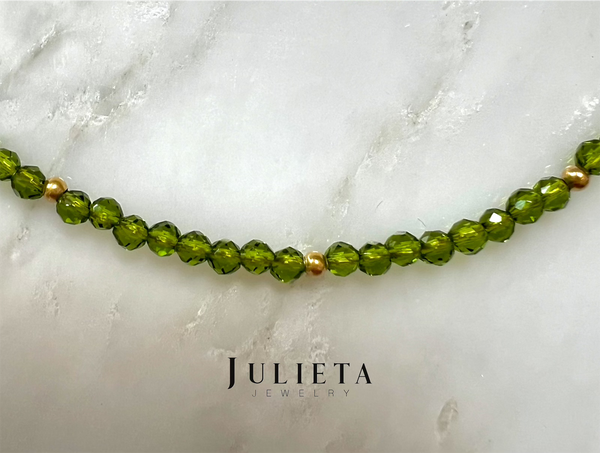 Collar corto de cristales verdes con oro laminado