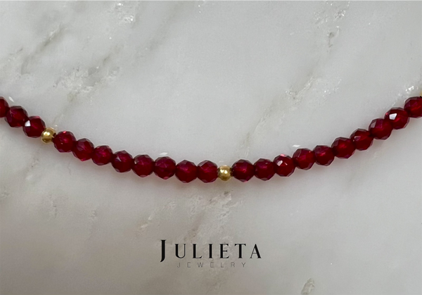 Collar corto de cristales rubí con oro laminado