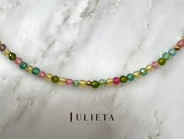 Collar corto de cristales claros con oro laminado