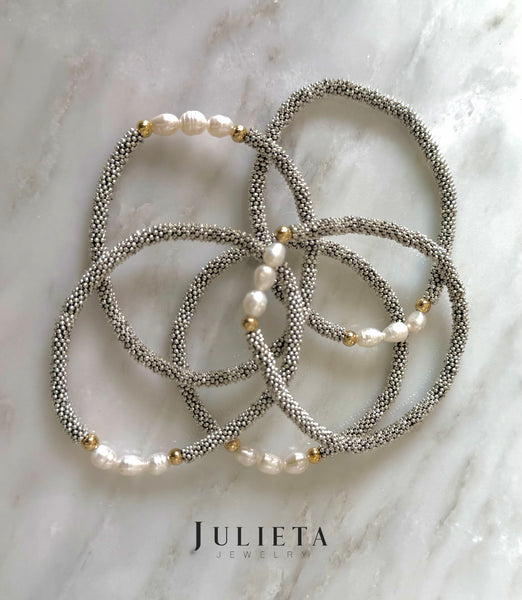 Pulsera de pewter delgado con perlas naturales