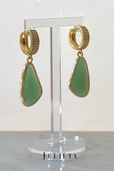 Arracada gruesa con zirconias y piedra natural verde