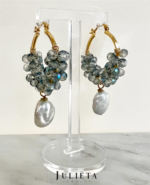 Arracada grande con cristales azul/gris tornasol y perlas cultivadas