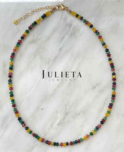 Collar corto de piedra jade con oro laminado