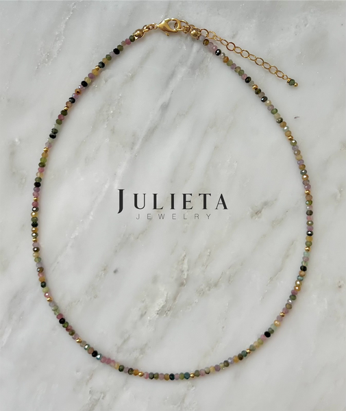 Collar corto de piedra semipreciosa turmalina con oro laminado