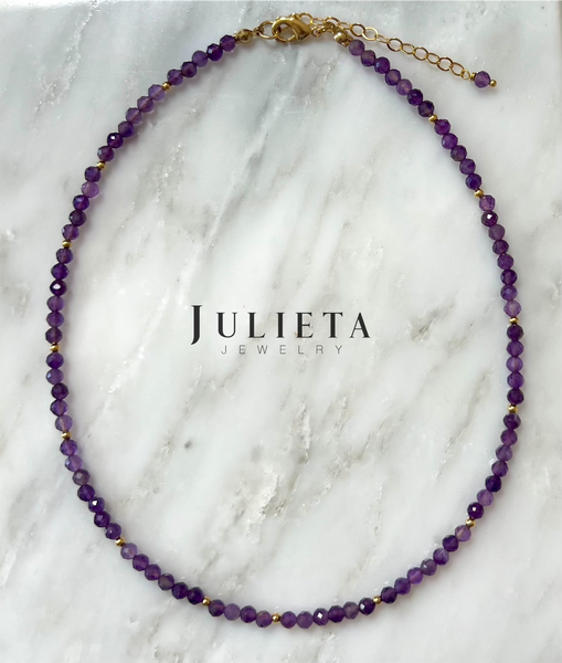 Collar corto de piedra semipreciosa amatista con oro laminado
