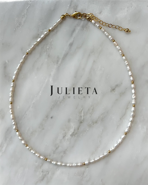 Collar corto de perlas de río forma de arroz con oro laminado