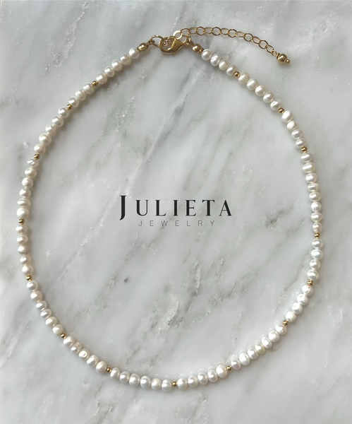 Collar corto de perlas de río con oro laminado