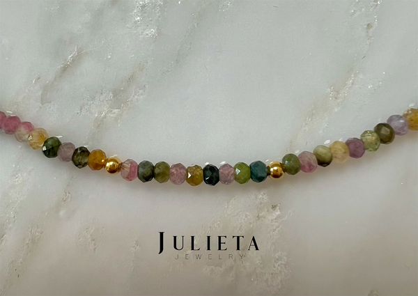 Collar corto de piedra semipreciosa turmalina con oro laminado