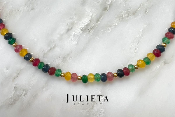 Collar corto de piedra jade con oro laminado
