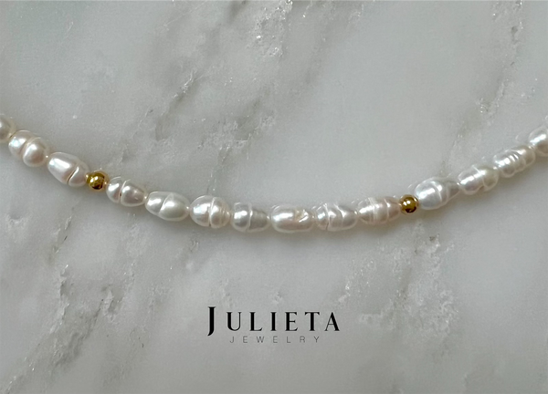 Collar corto de perlas de río forma de arroz con oro laminado