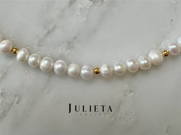 Collar corto de perlas de río con oro laminado