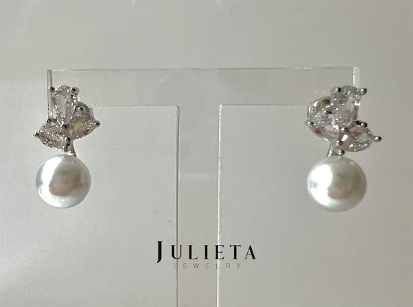 Aretes de perla con racimo de zirconia