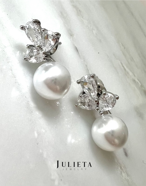 Aretes de perla con racimo de zirconia