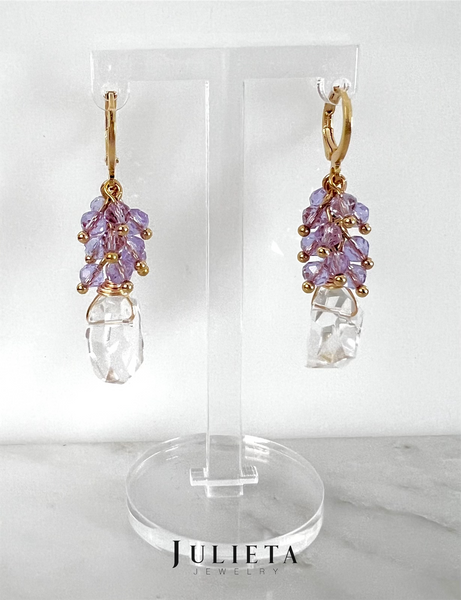 Aretes de cristales lila y cristal desigual transparente