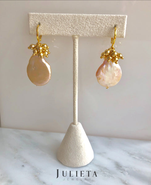 Aretes de perla cultivada con detalles en baño de oro