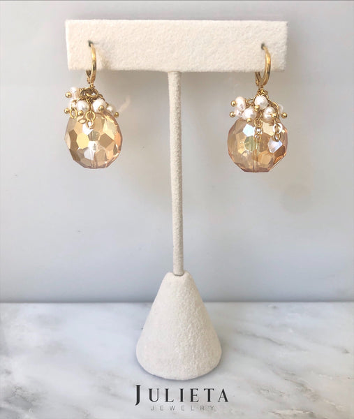 Aretes de cristal golden con perlas de río y detalles en oro laminado