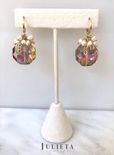 Aretes de cristal tornasol con perlas de río y detalles en oro laminado
