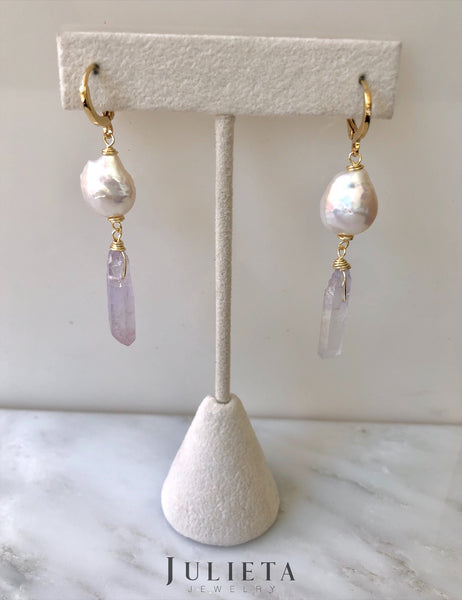 Aretes con perla cultivada y piedra natural lila (muy claro)