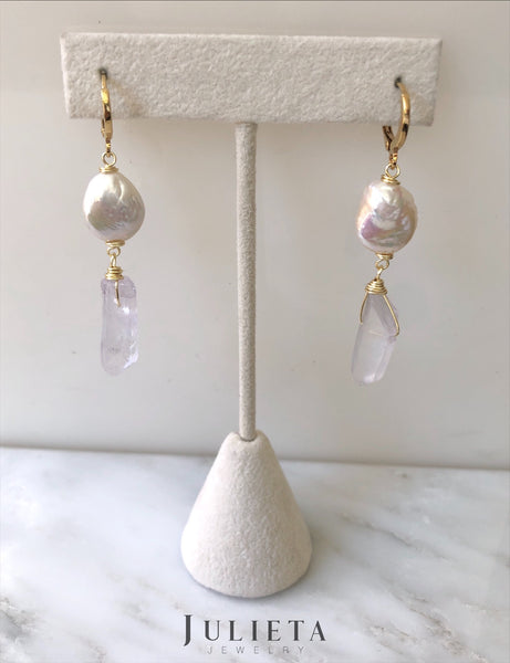 Aretes con perla cultivada y piedra natural transparente