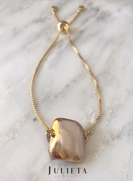 Pulsera ajustable con perla barroca grande beige oscuro con detalles en oro laminado