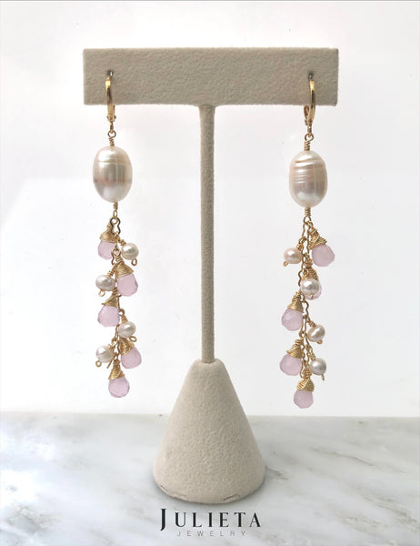 Aretes largos de gotas de piedra natural rosas con perlas de río