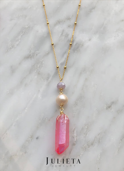 Collar corto con piedra natural rosa brillante, cristal y perla de río