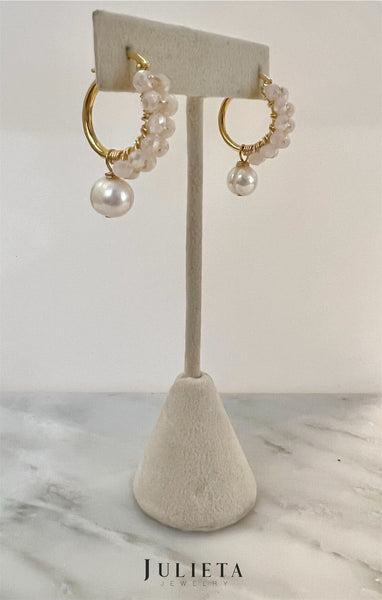 Arracada mediana con cristales beige nacarados y perlas de río