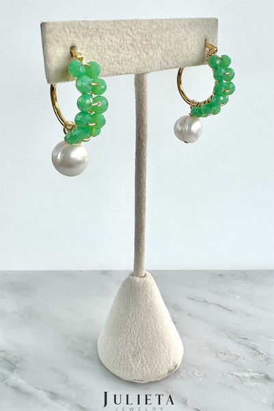 Arracadas medianas con cristales verdes y perlas de río