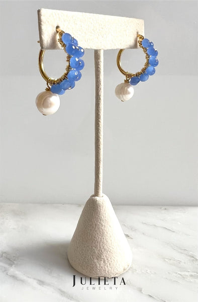 Arracadas medianas con cristales azules y perlas de río