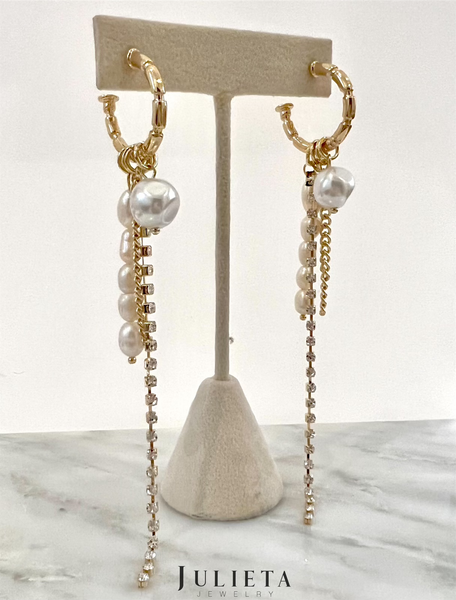Arracadas doradas con perlas de río y cristales