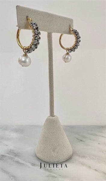 Arracada mediana con cristales platinados y perlas de río