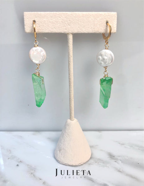 Aretes con perla cultivada y piedra natural verde claro