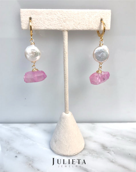 Aretes con perla cultivada y piedra natural rosa tornasol
