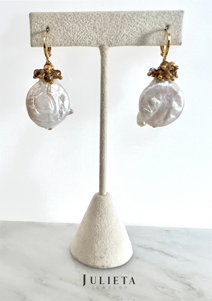 Aretes de perla cultivada con cristales tornasol