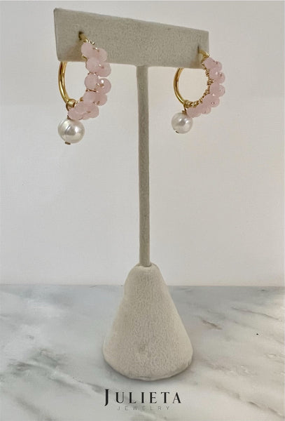 Arracada mediana con cristales rosas y perlas de río
