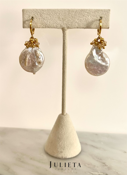 Aretes de perla cultivada con cristales gold tornasol