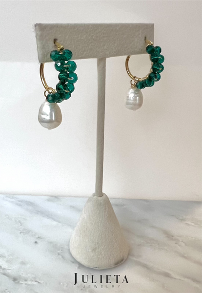 Arracadas medianas con cristales color verde turquesa y perlas de río