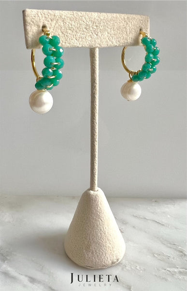 Arracadas medianas con cristales verde turquesa y perlas de río